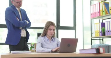 Yönetici, şirket ofisinde hata yapan kadın çalışana kızgın. Duygusal meslektaşlar, kurumsal işyerlerinde zehirli çevre uyguluyorlar