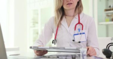Kadın tıbbi uzmanlar klinikte aşı yaptırıyor. Kadın doktor kamu sağlığını koruma ve bağışıklık kazanma önemini arttırıyor