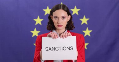 Kadın siyasetçi, Avrupa Birliği bayrağına karşı duran yaptırım belgelerini çarpıcı şekilde yırttı. Siyasi meydan okuma ve uluslararası gerginlikler