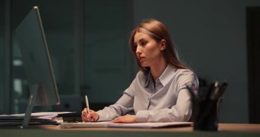 Aşırı yüklü bayan ofis çalışanı, patrondan aşırı evrak alırken stres yaşıyor. Adam dosyaları meslektaşının masasına atıyor.