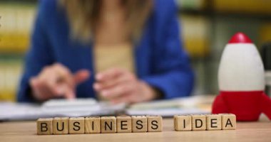 Hesap makinesine güvenen kadınlara karşı Küpler 'den gelen iş görüşü. Kadın finans müdürü, işyerindeki projenin maliyetini kontrol ediyor