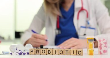 Reçete formunu dolduran kadın doktorlara karşı probiyotik ve eczaneye mesaj atın. Doktor sindirim sistemi desteği için ilaç öneriyor.