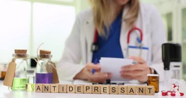 Psikiyatrist işyeri ilaçlı bir kelime antidepresan. Tıbbi uzmanlar hastanın detaylarını ve olası vücut tepkilerini inceliyor