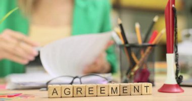 Küplerin iş yerinde onay damgası basan kadınlara karşı yaptığı bir anlaşma. Kadın, partnerle işbirliği için belge hazırlıyor