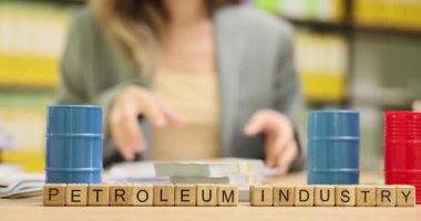 İş yerinde iş kadınına karşı kullanılan deyim Petrol Sanayisi. Kadın girişimci, ofisindeki küçük ham petrol varilleriyle masa başında evrak işleriyle uğraşır.