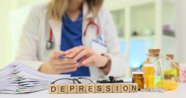 Psikiyatrist muayene eder ve antidepresan yazar. Doktor, depresyon belirtilerini azaltmak için ilaç yazıyor.