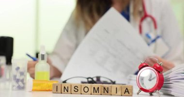 Kadın doktor, uyku kalitesini artırmak için pratik tavsiyelerde bulunur. Doktor randevusu sırasında uykusuzluk çeken hastaları dinler. Yavaş çekim