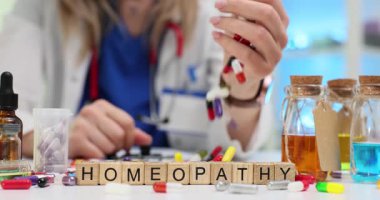 Kadın doktor homeopati öneriyor tedavi yöntemi olarak kapsül dökme. Doktor, hasta için olası faydaları vurguluyor. Yavaş çekim
