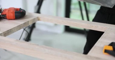 Profesyonel işçi seramik çift katlı lavabo mutfağını ahşap tezgaha yerleştiriyor. İnşaatçı, modern ev yenileme projesinde ağır çekimde çalışıyor