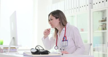 Şok olmuş doktor bilgisayar ekranından bilgi okuyor. Beyaz laboratuvar önlüklü kadın doktor ofiste şok edici bilgileri işlemeye çalışıyor. Yavaş çekim