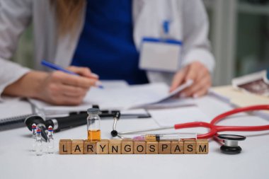 Kendini adamış bir doktor, laringospazm kompleksleri üzerinde çalışır, tedavi yöntemleri ve hasta bakımını yansıtır