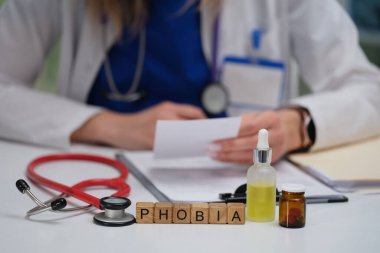 Bir tıp uzmanı, zihinsel sağlık bilincinin önemini vurgulayan fobilerle ilgili klinik notları gözden geçirir.