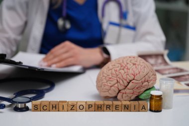 Detaylı tıbbi içgörüler ve görsel tasvirlerle şizofreninin karmaşık karmaşıklıklarını araştır.