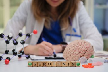 Akıl sağlığı ve beyinde çok önemli rol oynayan serotoninleri derinlemesine inceleyen bilgilendirici görsel bir gösterim.