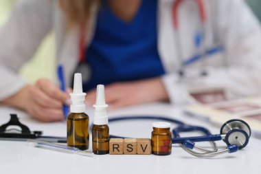 RSV 'yi yönetmek için gerekli malzemeler arasında burun spreyleri ve hasta muayeneleri için steteskoplar yer almaktadır.