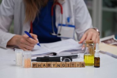 Bir doktor, ilaç ve hasta bakımı ve tedavisine ilişkin ayrıntılara dikkat çekerek, bir farenjit vakasını belgelemektedir.