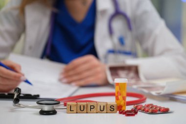 Adanmış bir sağlık uzmanı lupus tedavi seçeneklerini, ilaç kullanımını ve stetoskop kullanımını ayrıntılı bir şekilde inceler.
