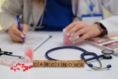 Bir tıp uzmanı gelişmiş laboratuvar aletleri ve ekipmanları kullanarak kanserom araştırmalarını belgelemekte ve analiz etmektedir.