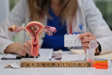 Tıbbi araçların yanında anatomik bir model kullanan Gardnerella bakterisinin ayrıntılı bir görsel temsili