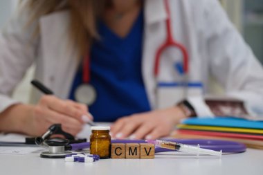 İlgili sağlık araçları ve bir CMV etiketi ile çevrelenmiş özenle yazılmış bir tıbbi profesyonellik.
