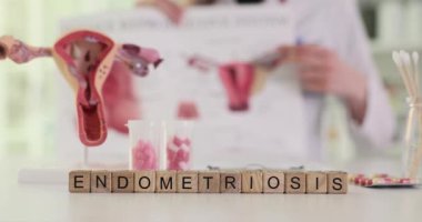 Kadın jinekolog hastaya Endometriyozis belirtilerini açıklıyor. Doktor erken teşhis ve tedavinin önemini vurguladı. Yavaş çekim