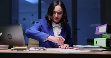 Memnun olmayan iş kadını, mali rapor sayfasında gece geç saatlere kadar çalışan yanlış verilerle karşılaşıyor. Bayan yönetici karanlık ofiste evrak işlerinde sorun buluyor