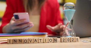 Kadın, mevcut 2025 yılının en önemli icatlarını açıklıyor. Meşgul girişimci telefonda son yeniliklerin rolünü tartışıyor. Yavaş çekim