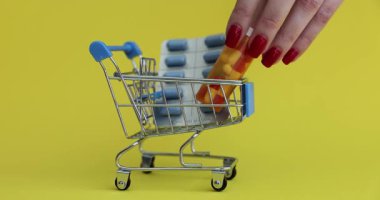 Sağlık ve sağlıklı alışveriş çabalarını vurgulayan, ilaçlarla dolu bir alışveriş arabasının canlı bir görüntüsü