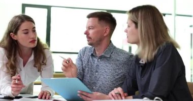 Profesyonellerden oluşan dinamik bir grup verimli bir toplantıda başarı planları ve stratejilerini tartışıyor.