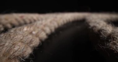 Benzersiz dokularını ve karmaşıklıklarını gözler önüne seren kıvrılmış doğal fiber ipin detaylı bir yakın çekimi..