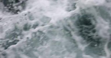 Çalkantılı okyanus dalgalarının büyüleyici ve büyüleyici görüntüsü köpüklü ve köpüklü dokularını güzel bir şekilde sergiliyor.