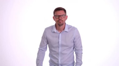 Açık mavi gömlekli seçkin bir profesyonel, özgüvenini ve kararlılığını sergiliyor.