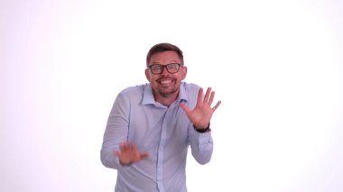 Gözlük takan bir adam gerçekten aktif dinlemekle ilgilenir. Hem merakını hem de yoğun konsantrasyonunu gösterir.