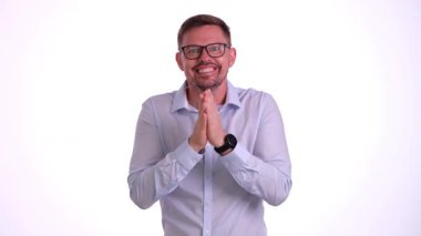 Neşeli bir adam sevinçle alkışlıyor, coşkusunu ve profesyonelliğini canlı bir ortamda sergiliyor.