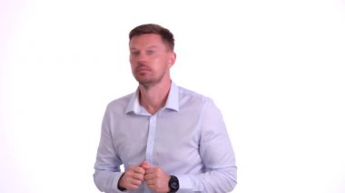 Açık mavi tişört giyen genç bir adam, minimalist ve basit bir ortamda, merakla geriye bakıyor.