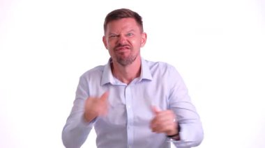 Görünürde yoğun öfke ve hayal kırıklığı gösteren bir adam duygusal çatışmalarla ilgili konular için idealdir.