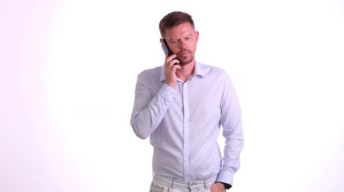 Odaklanmış bir işadamı profesyonel bir telefon görüşmesi yapıyor. Konsantrasyon ve uzmanlık gösteriyor.