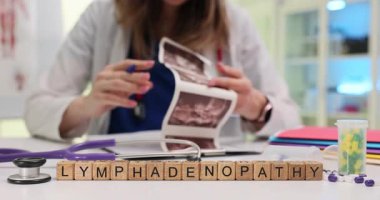 Nitelikli bir tıp uzmanı lenfadenopati üzerine yoğunlaşarak çeşitli resim ve araçlardan yararlanır.
