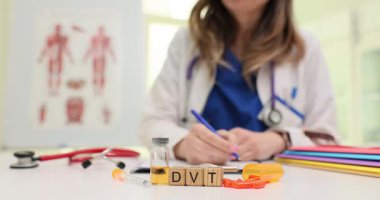 Bir sağlık uzmanı klinik bir ortamda çeşitli DVT tedavi seçeneklerini ayrıntılı bir şekilde araştırmaktadır.