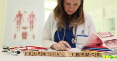 Bir sağlık uzmanı, klinik ortamdaki temel sarsıntılarla ilgili çeşitli materyalleri özenle inceler.