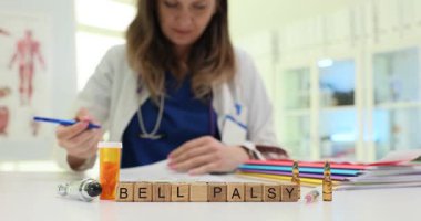 Tıbbi belgeleri ve araştırmaları inceleyerek kendini adamış bir sağlık hizmetleri uzmanı çan felci araştırması yapıyor.