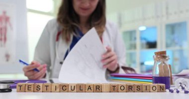 Bir sağlık uzmanı hastalara tanı ve tedaviyi geliştirmek için testis torsiyonu üzerinde çalışıyor