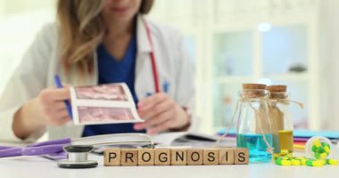 Bir doktor sağlık hizmetleri ortamında çeşitli tıbbi görüntüler ve gelişmiş araçlarla prognozu ayrıntılı bir şekilde analiz ediyor.