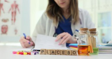 Bir tıp uzmanı plasebo tedavileri ve bunların hasta sonuçları üzerindeki önemli etkilerini araştırır.