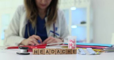Özel bir sağlık hizmeti sağlayıcısı etkili baş ağrısı ilaçları sunar ve çeşitli ilaçlarla farkındalığı artırır