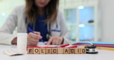 Folik asit üzerine bir sağlık hizmeti uzmanı notları ve bunun tıp alanındaki hayati önemini vurgular