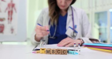 Kendini adamış bir sağlık çalışanı önemli hasta bilgilerini laboratuvar ortamında özenle belgeliyor.