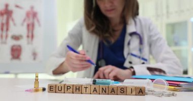 Bir sağlık uzmanı, tıbbi durum bağlamında çeşitli ötenazi kavramlarını incelemekle ilgilenir.