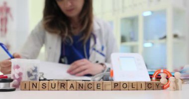 Yetenekli bir profesyonel, modern bir ofiste optimal doğruluk için çeşitli araçlar kullanan bir sigorta poliçesini inceler.