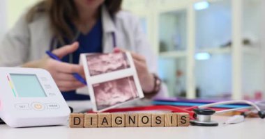 Yetenekli bir sağlık uzmanı tıbbi görüntülemeyi doğru teşhis için temel tıbbi araçlar kullanarak gözden geçirir.